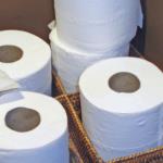 Zakaj kupovati vedno in samo bel toaletni papir?